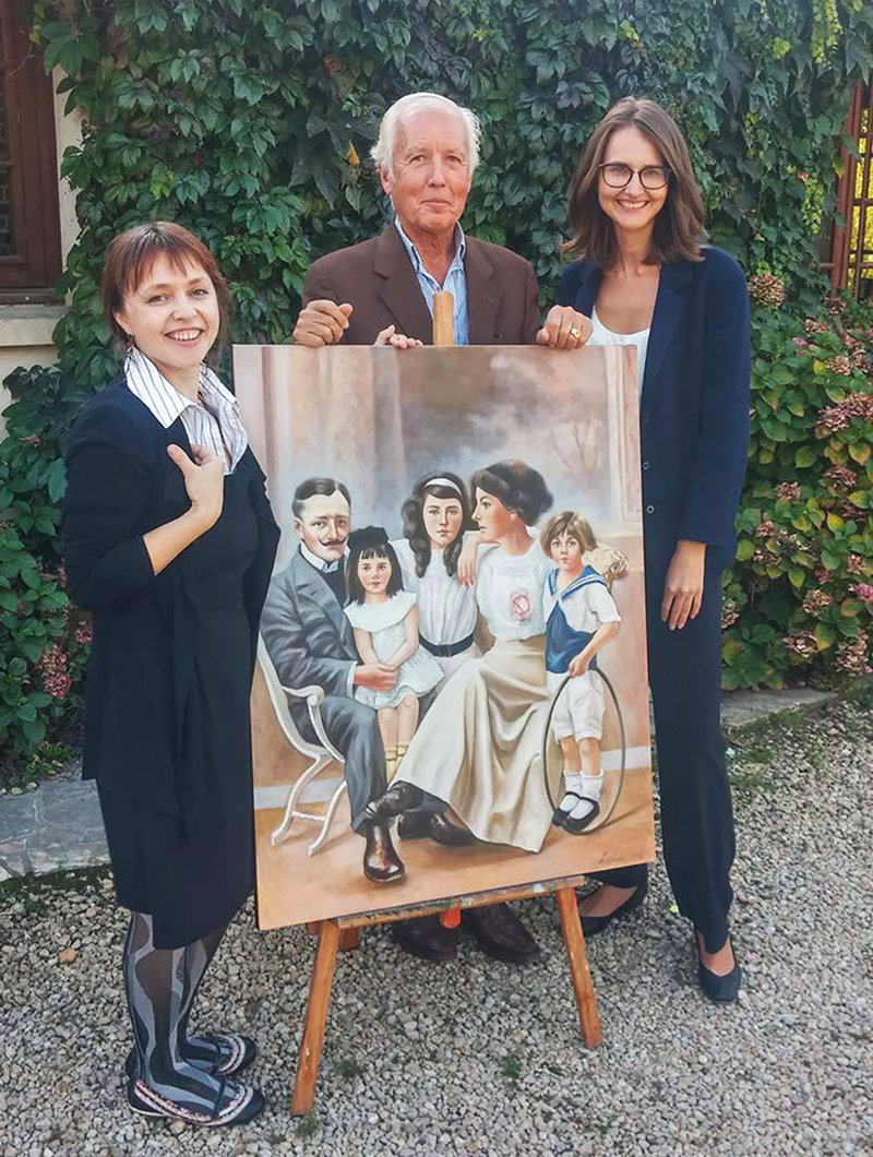 Gilles Lugan, Lina Linkevi?i?t? (right), and artist Gala Laskova holding the completed painting in 2015, entitled Lugan d?Alban family. Oil on canvas, 80x100cm