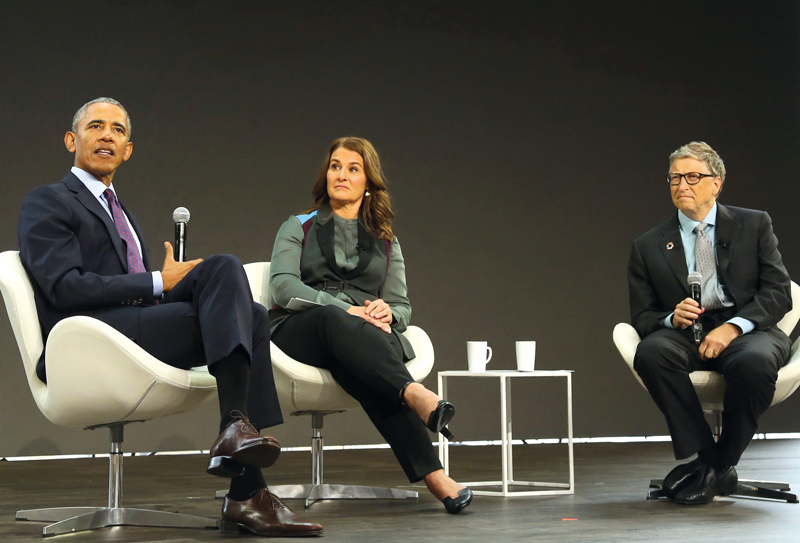 Former US President Barack Obama (left), Melinda Gates (centre) and Bill Gates (right) appear on stage during the Bill and Melinda Gates Foundation?s Goalkeepers 2017 at Jazz at Lincoln Center in New York - Ph. PA