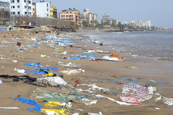 Heaps of Plastic lie piled up at the Versova Beach in Mumbai. Ph. Subhash Sharma/Zuma Press/PA Images